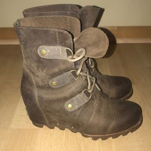 Sorel Joan of Arc wedge lace up boots in taupe.